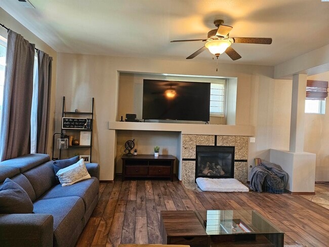 Building Photo - Well Kept Townhouse with Yard Care Included