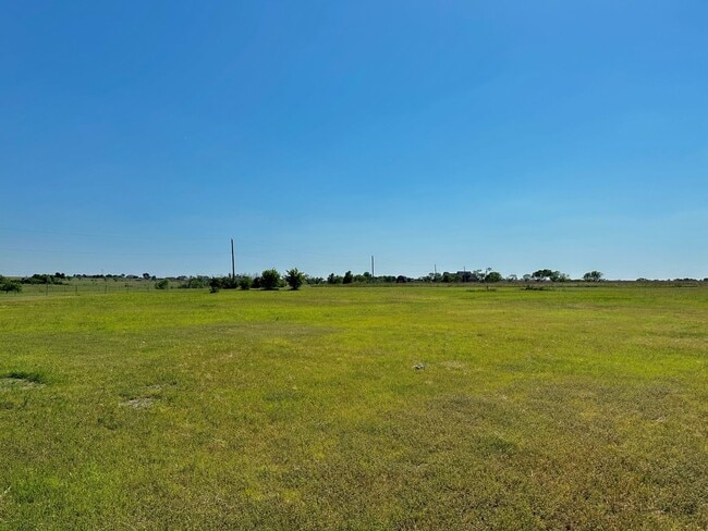 Building Photo - Barndominium in the Country!
