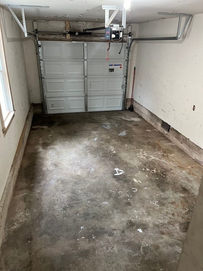 Building Photo - Beautiful Renovated 2 bedroom!