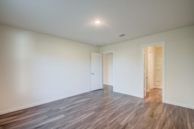 Building Photo - 6202 N Wayside Dr