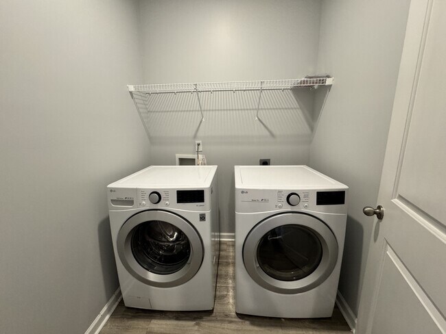 Building Photo - 104 River Winding Rd