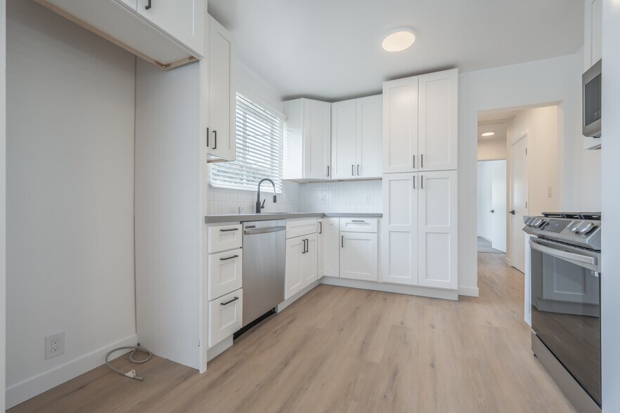 Building Photo - 3201 S Barrington Ave