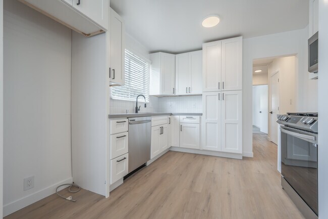 Building Photo - 3201 S Barrington Ave