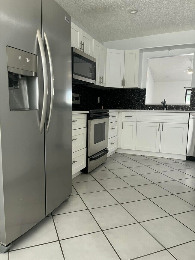Building Photo - 1296 White Pine Dr