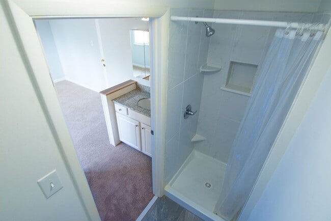 Building Photo - Commuters dream. Beautiful 3 BR 2 FB, 2 HB townhome