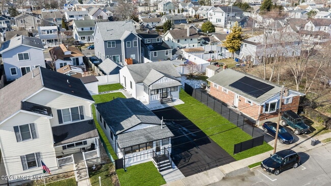 Building Photo - 1807 Laurel Terrace