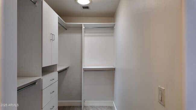 Building Photo - 4414 W Donner Dr