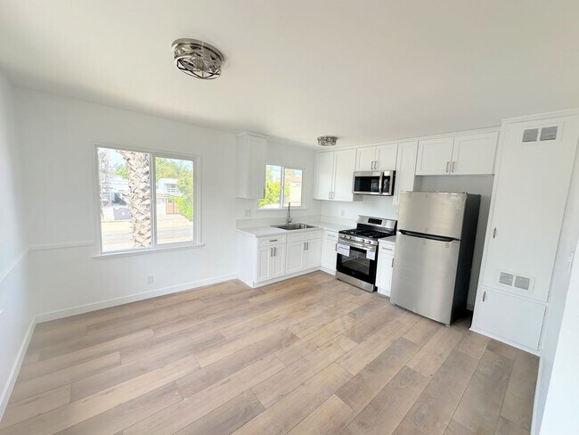 Building Photo - Gorgeous 2bd/1ba with washer/dryer and parking!