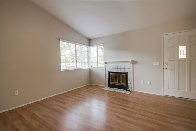 Building Photo - 2049 Haller St