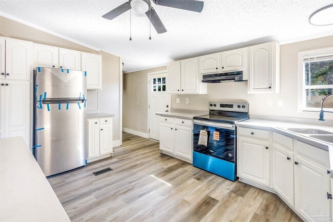 Building Photo - 211 Evergreen Dr