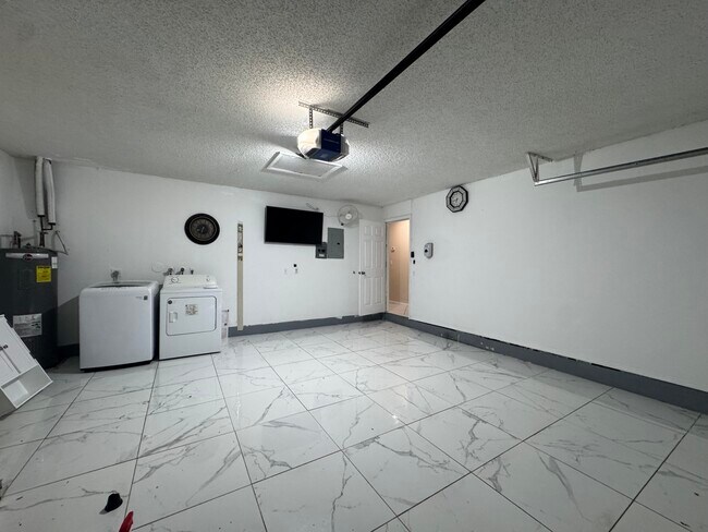 Building Photo - 1038 W Jasmine Ln