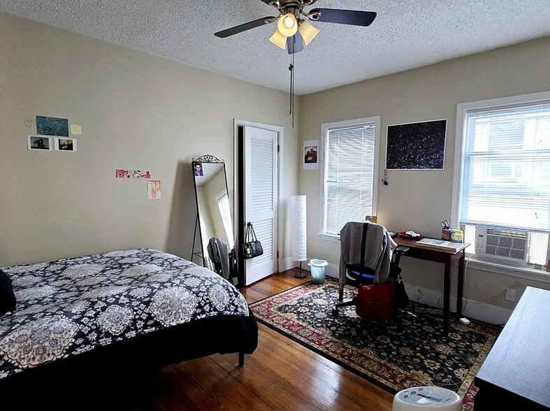 Bedroom 1 - queen sized bed and desk - 43 Curtis St