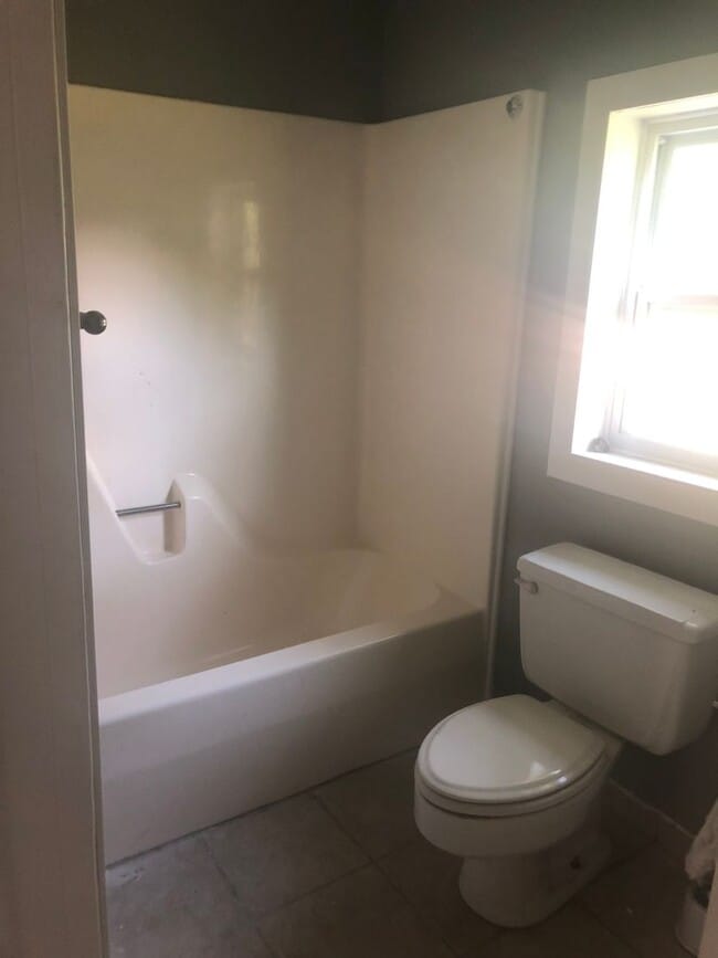 Building Photo - Cute 3 bedroom house in quiet neighborhood!