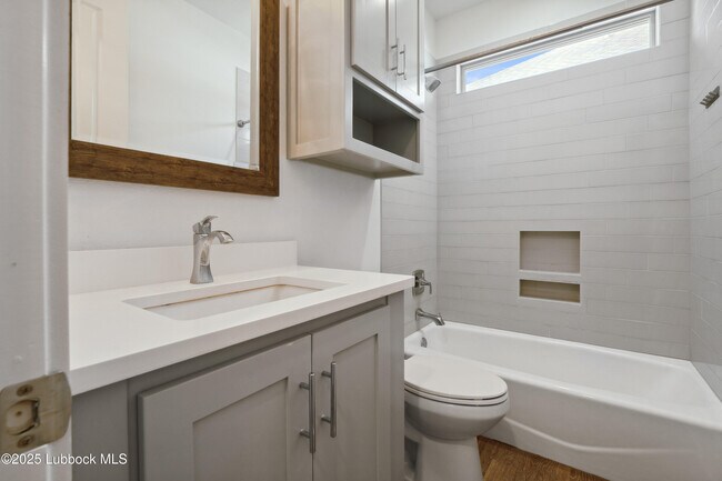 Building Photo - 623 N 9th St