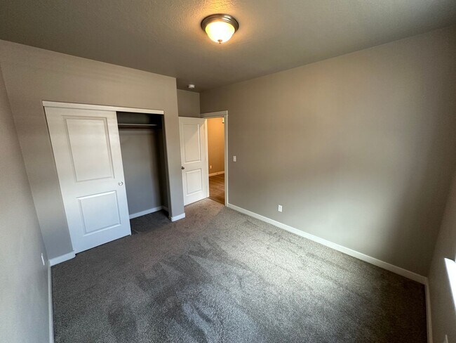 Building Photo - 1098 NW 24th Ln