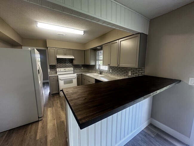 Building Photo - 3700 SE 34th Ct