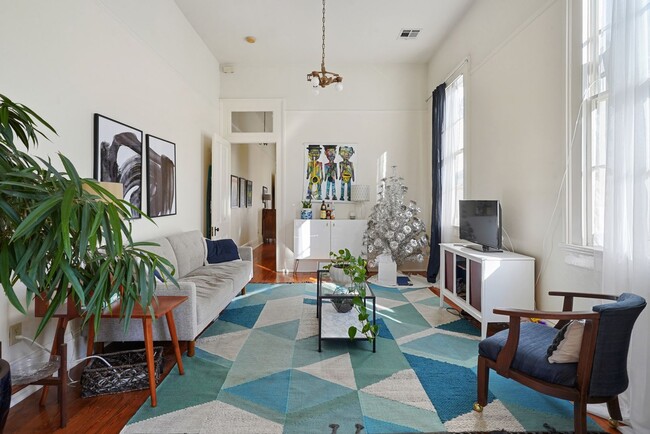 Building Photo - Large 1 bedroom apartment in heart of Uptown