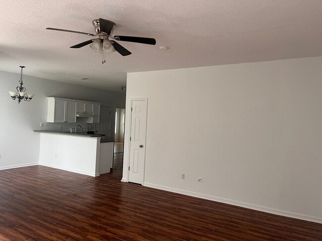 Building Photo - 3 Bedroom 2 bath Single Family Home locate...