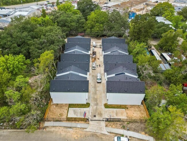 Building Photo - 4018 Northfield Ln