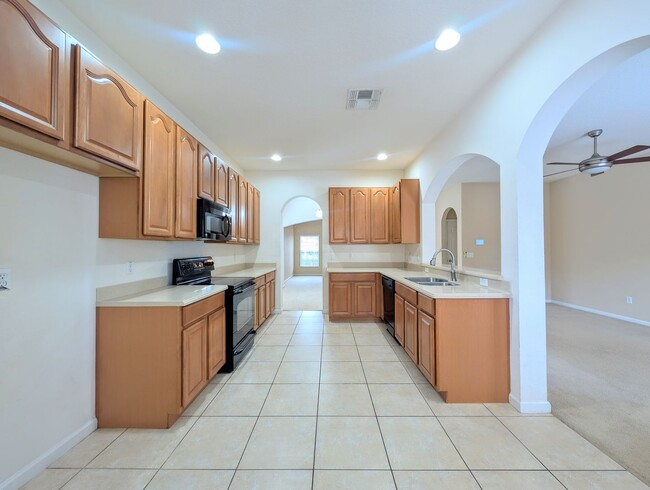 Building Photo - Spacious 3-Bedroom Townhouse with Resort-S...