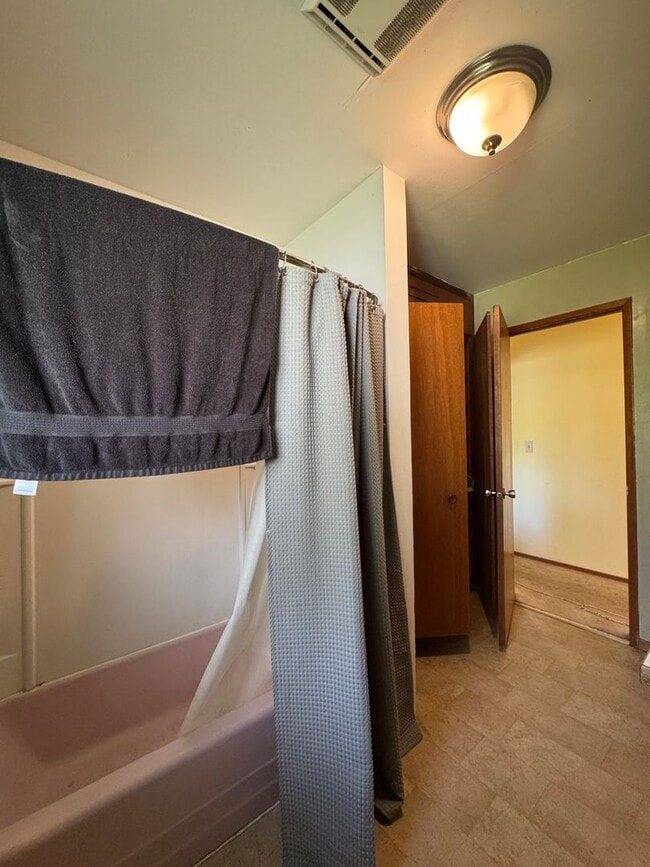 Building Photo - Spacious 5 Bedroom Rental by Park