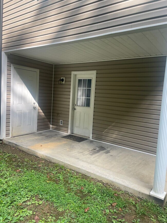 Building Photo - Knoxville 37918 - 2 bedroom, 2.5 bath town...
