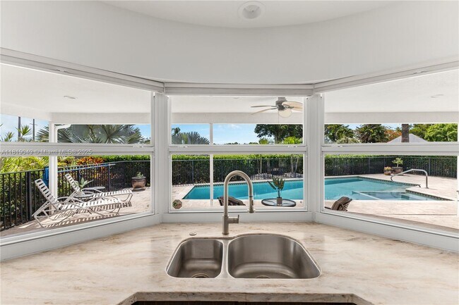 Building Photo - 4902 N Travelers Palm Ln