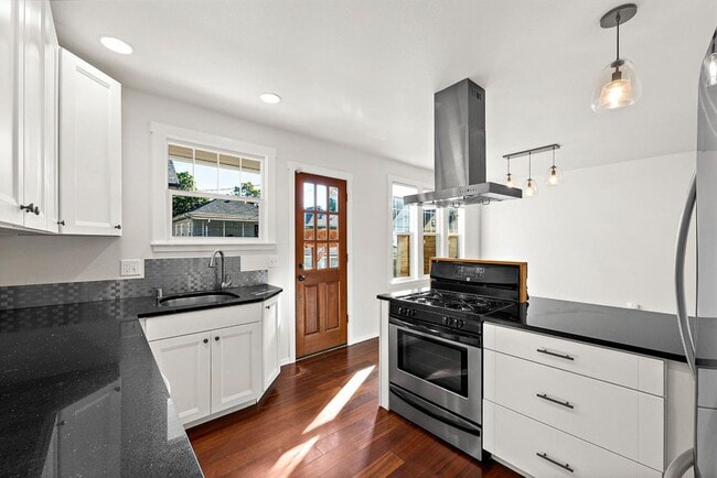 Building Photo - Modern 4-Story Townhouse in Tacoma’s Histo...