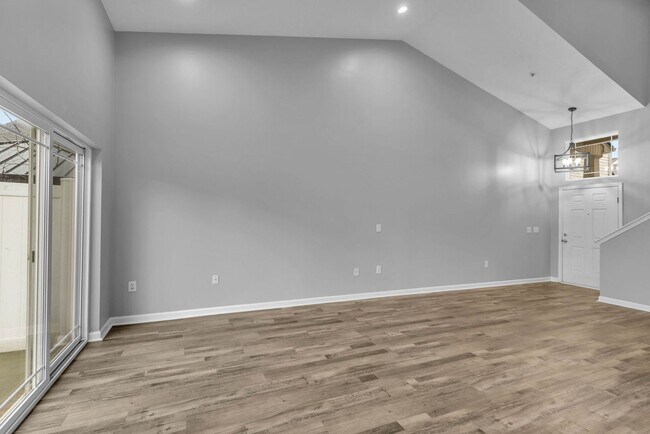 Building Photo - Move-in Ready Townhome in heart of Spring Hill