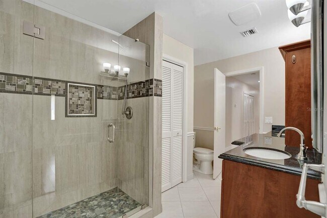 Building Photo - 2527 Lakes Dr