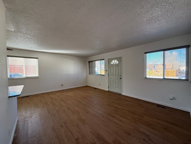 Building Photo - Cute Updated 2 Bedroom House