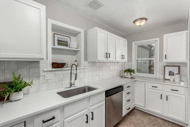 Building Photo - 1463L Dahlia St