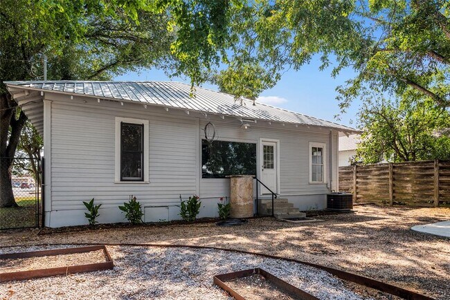 Building Photo - 108 N Ave B