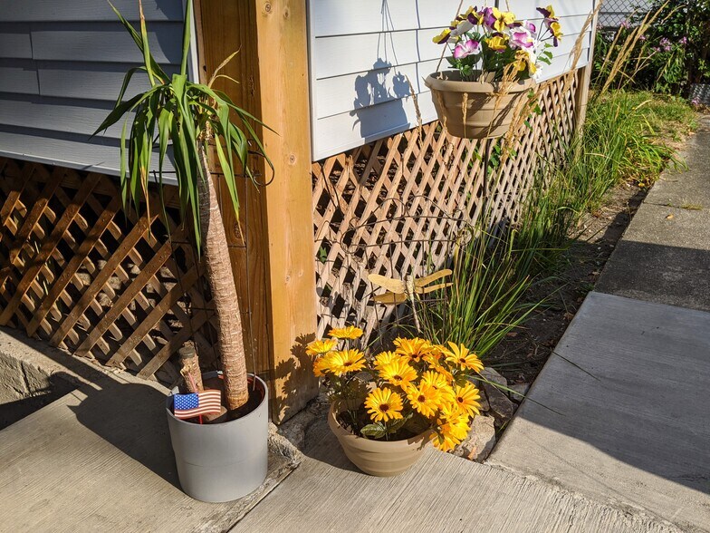 Fully furnished 1 or 2bd, parking, balcony, AC, Laundry - 9003 Bronx Ave