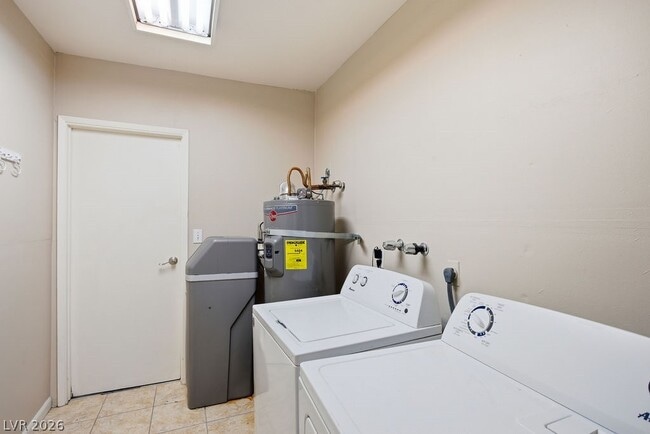 Building Photo - 4561 Paseo El Rio Dr