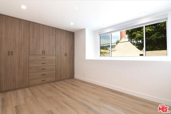 Building Photo - 824 Westmount Dr