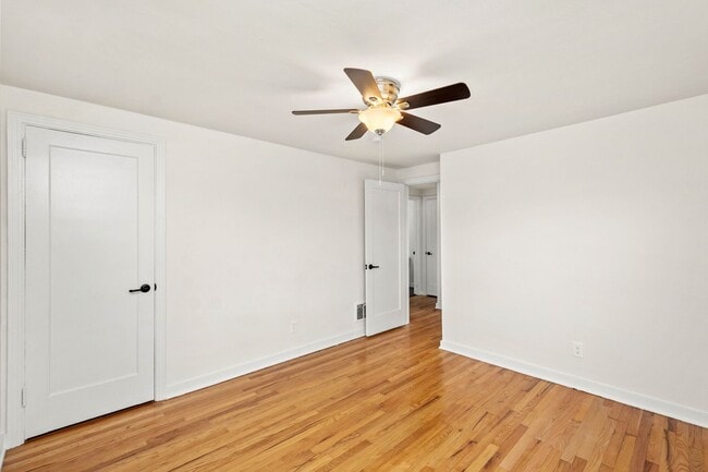 Building Photo - AVAILABLE JULY 1ST!! Don't miss this STUNNING 3 BEDROOM IN MCCANDLESS!!