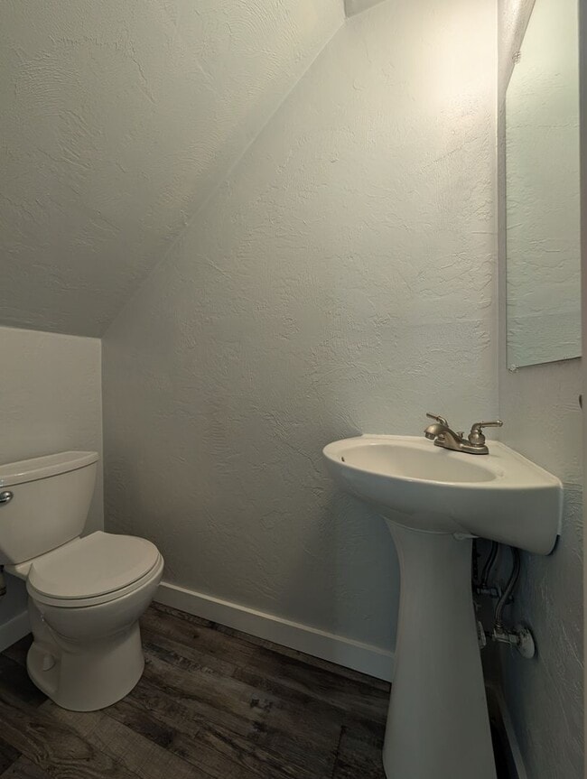 Building Photo - Newly Renovated 2-Bedroom, 1.5-Bath Apartm...
