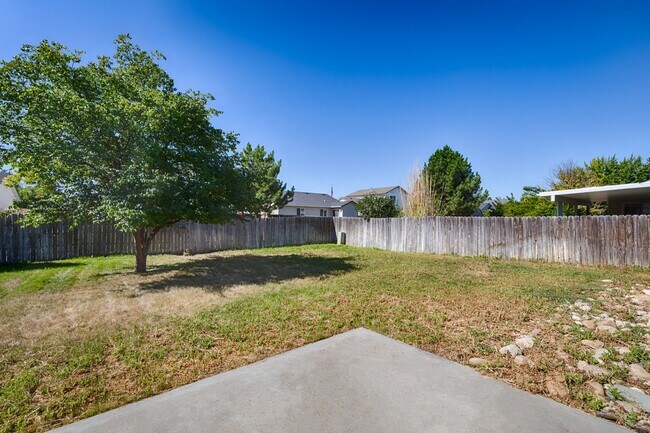 Building Photo - Close to Lake Lowell!