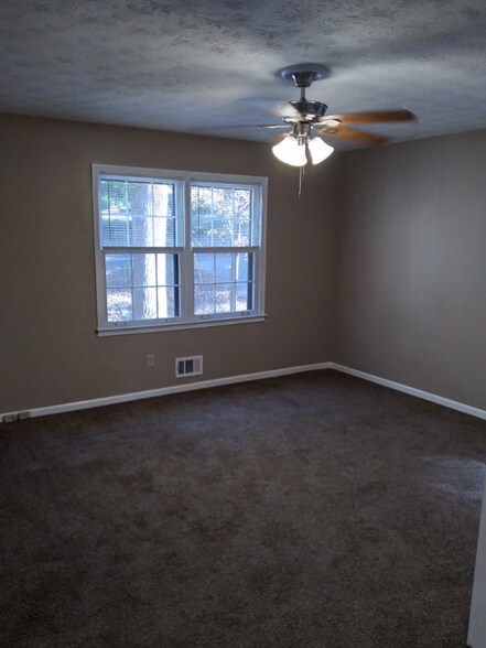 Building Photo - 3780 Dora Dr SE