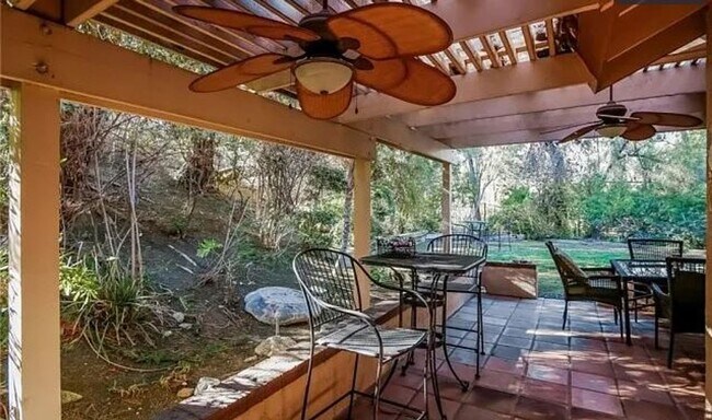 Building Photo - Spacious 5-Bedroom Home for Rent in Prime ...
