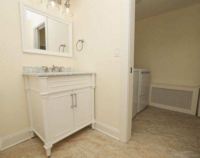 Building Photo - 792 Farmington Ave