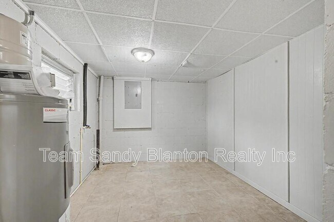 Building Photo - 560 N 72nd Ave