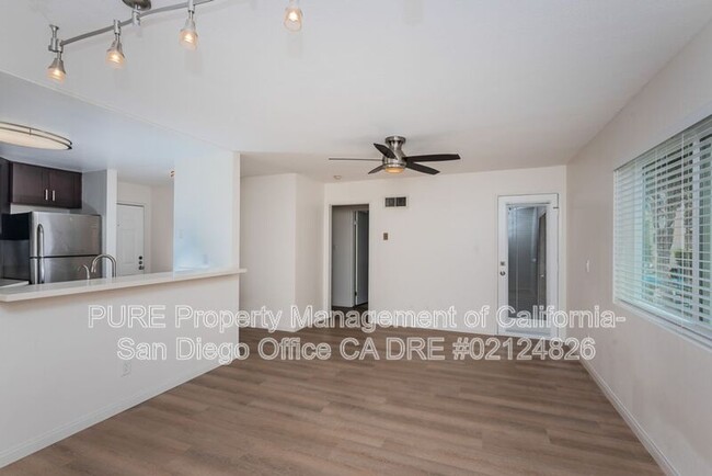 Building Photo - 7565 Charmant Dr