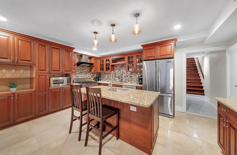 Building Photo - 32 E 74th St