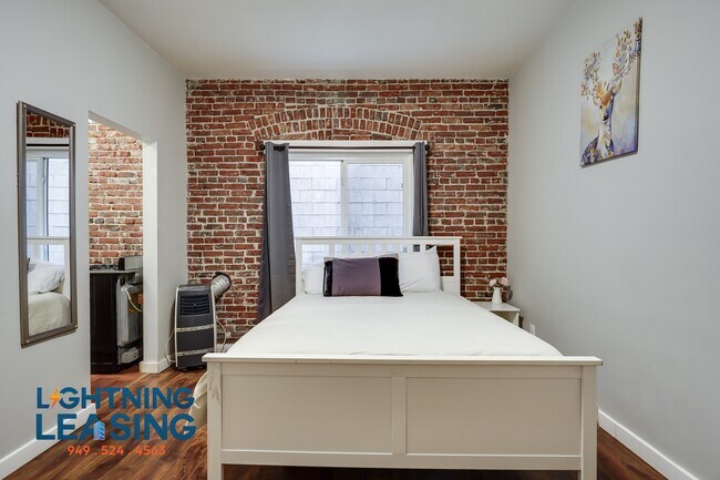 Building Photo - 1420 1/2 Flower St-32D