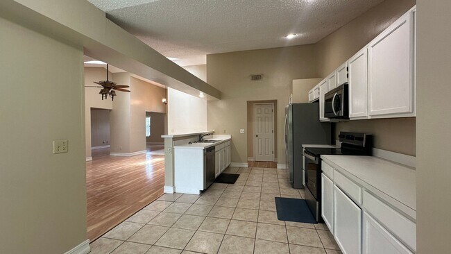 Building Photo - 487 Carrigan Ave