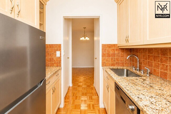 Building Photo - 301 E 79th St