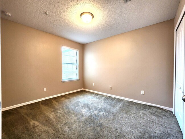 Building Photo - Beautiful Townhome; Open Floor Plan; New P...