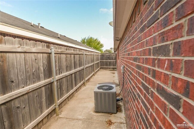 Building Photo - 6 Zelma St